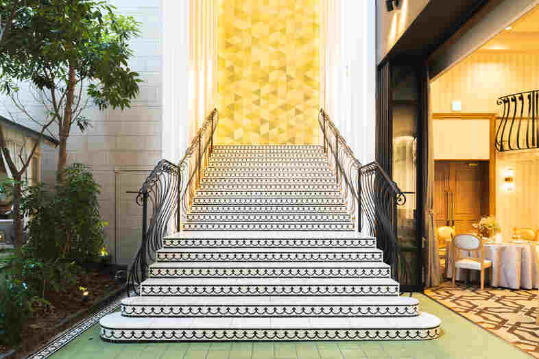 NEEDS名古屋丸の内（旧トリフォーリアNAGOYA）｜モザイクタイルの階段は洋館らしい佇まいを引き立てる