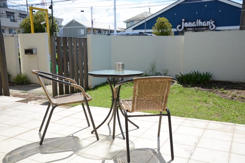 Gyotoku Terrace｜【テラス】芝生の庭に面したテラスにテーブルとチェアを置けるため、屋外での食事やティータイムなどのシーンに