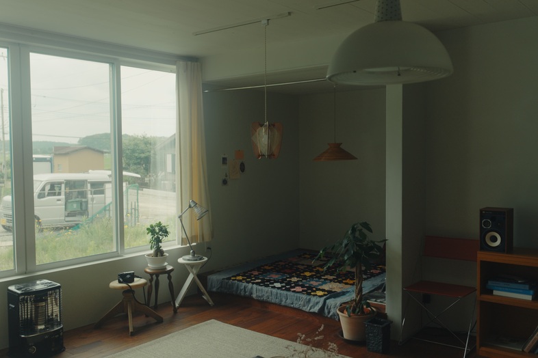 STUDIO FINN｜カーテンを開けると外の景色が差し込む明るい小上がり