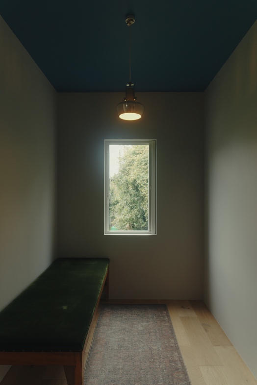 STUDIO FINN｜深い色の天井が落ち着く小部屋は物思うシーンにも合います