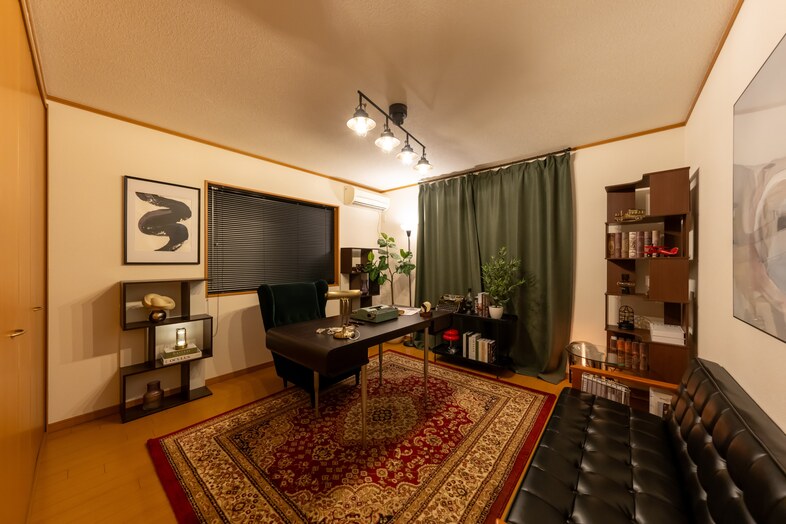 LAYNIS STUDIO｜【1F】重厚感のある書斎は仕事シーンに最適