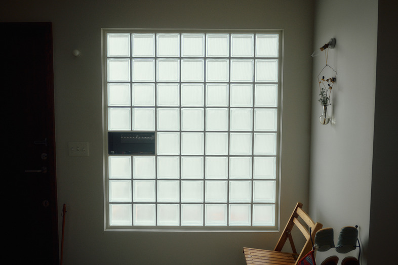 STUDIO FINN｜ガラスブロック越しの光は玄関まわりの静けさを引き立てます
