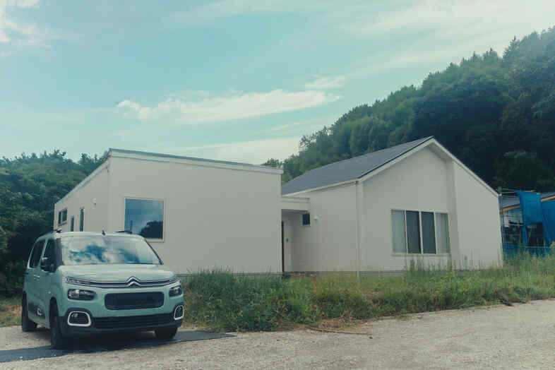 STUDIO FINN｜背景に山を望む外観は車を絡めたシーンにも