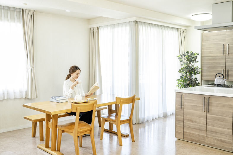 麻布十番ルームキッチンスタジオ｜陽だまりの食卓で読書を楽しむひとコマ