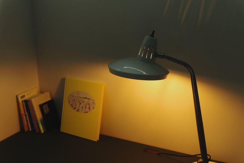 STUDIO FINN｜灯りを落としたデスクまわりは夜のシーンの撮影に活躍