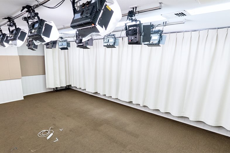 streamers 日本橋スタジオA｜天井に多数の照明機材を常設し、壁一面に白カーテンを備えたスタジオフロア