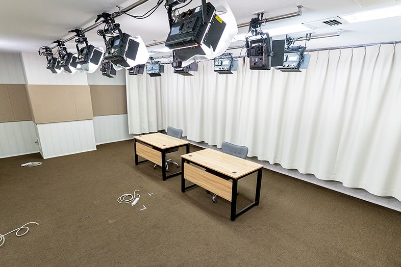 streamers 日本橋スタジオA｜講義やセミナー、複数人での対談など落ち着いた画面構成の動画撮影にも