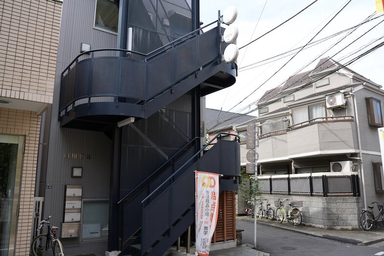 スタジオぶぶ｜黒い外階段が目印の白川ビル地下1階が半地下スタジオへの入り口です