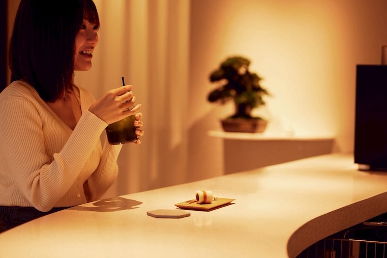 あおいやま｜柔らかな照明に包まれた人工大理石のカウンターで、料理やドリンクを楽しむシーン撮影も可