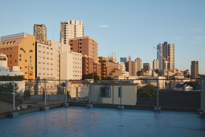 koto 青山屋上｜高層ビルと低層の街並みが重なる屋上は都市型ポートレートに最適