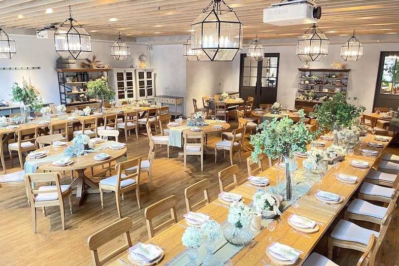 NEEDS京都烏丸(旧 InStyle wedding KYOTO)｜【5F バンケット】長テーブルが並ぶ開放的な空間