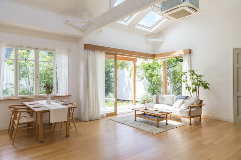 Studio Lemon&Lime フラット｜天窓と大開口から自然光が入るリビングダイニング
