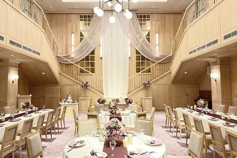 NEEDS京都烏丸(旧 InStyle wedding KYOTO)｜【6F バンケット】高い吹き抜けと大階段が印象的な空間は、華やかなパーティーや登場シーンに