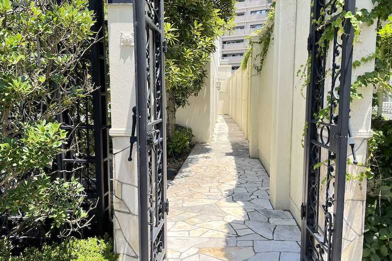 NEEDS大津(旧 アクアテラス迎賓館大津)｜植栽に囲まれた石畳のアプローチ