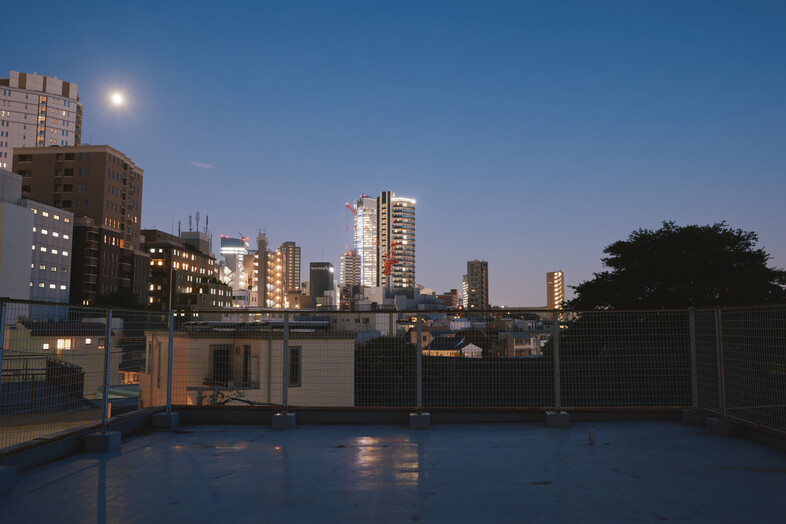 koto 青山屋上｜月と夕景が重なるブルーアワーはアーティスト撮影にピッタリ
