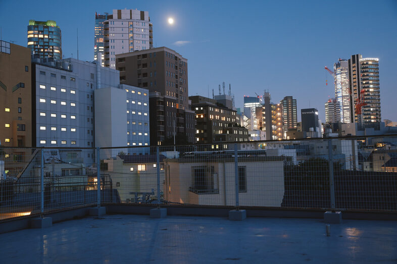 koto 青山屋上｜灯り始めた街並みを背景に都会的な夜間ポートレート