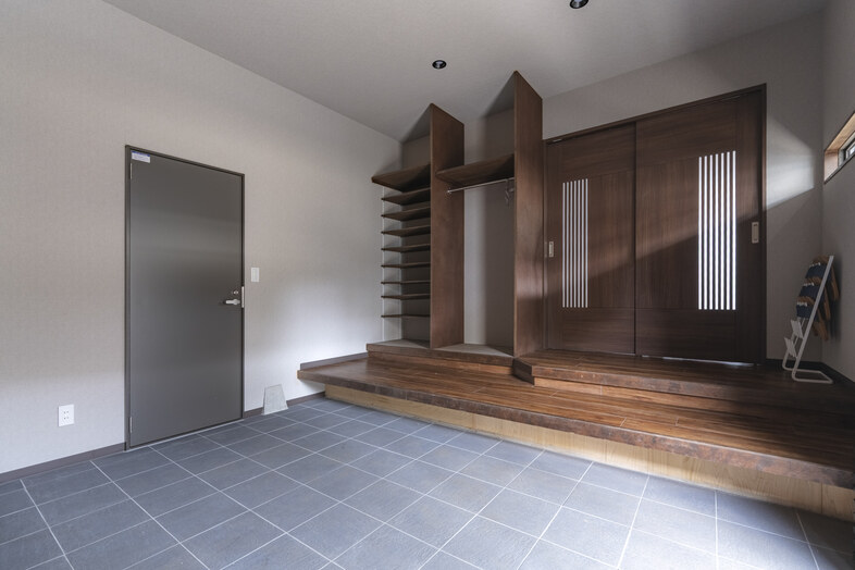 S-Studio東武練馬｜【1F】木製建具が印象的な広々とした玄関内部