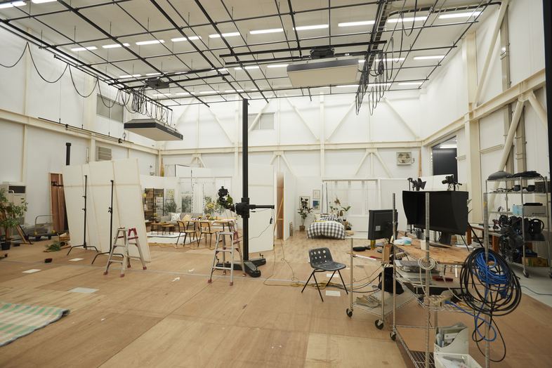MEGA STUDIO FLAT｜【1st】家具や照明機材を建て込んだセット施工例