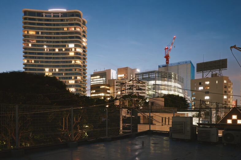 koto 青山屋上｜高層ビルとクレーンが輝く夜景はエッジの効いたブランド撮影に好相性