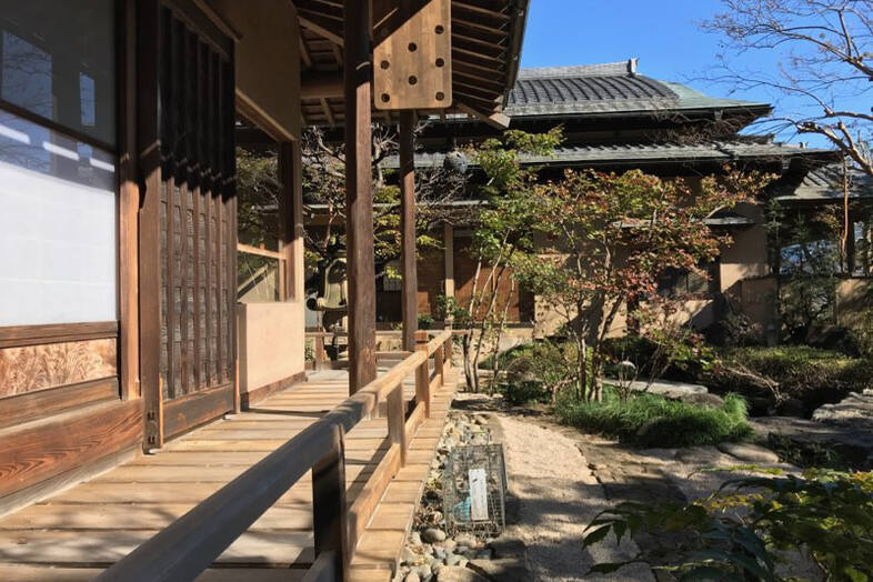 岩槻スタジオ｜長い縁側と庭園で歩きや対話シーンに最適