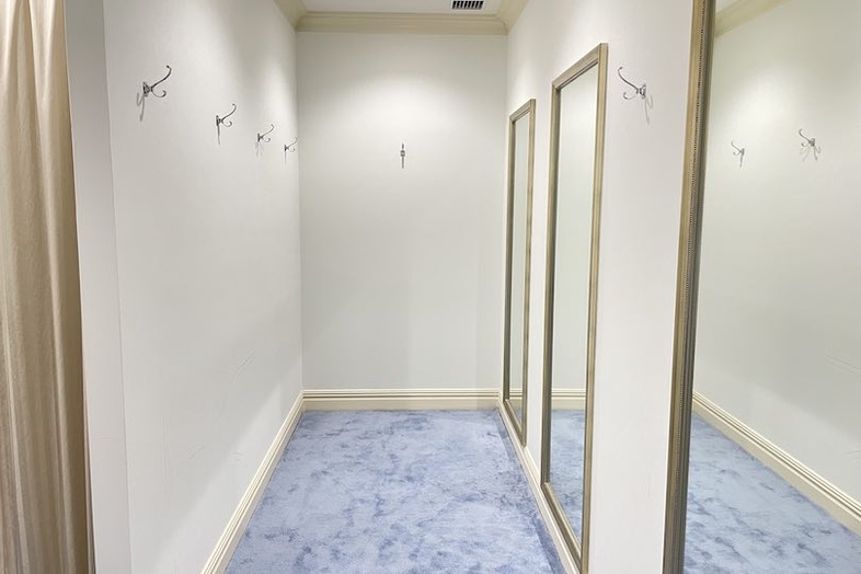 NEEDS大津(旧 アクアテラス迎賓館大津)｜白壁とブルーのカーペットが続くシンプルな通路