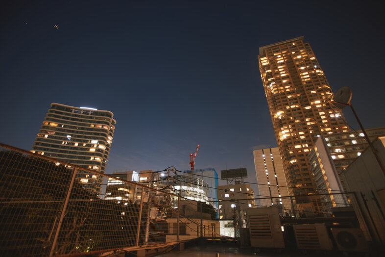 koto 青山屋上｜高層ビルの灯りを見上げる夜の屋上