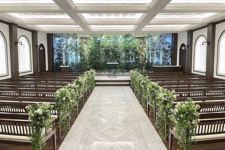 NEEDS京都烏丸(旧 InStyle wedding KYOTO)｜【7F チャペル】緑を背景にしたセレモニー撮影に