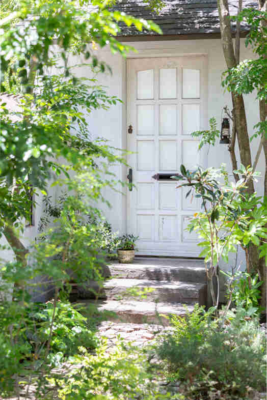 mimosa house︎ リゾート｜【庭】緑の小道から白い扉へ続くナチュラルなガーデン