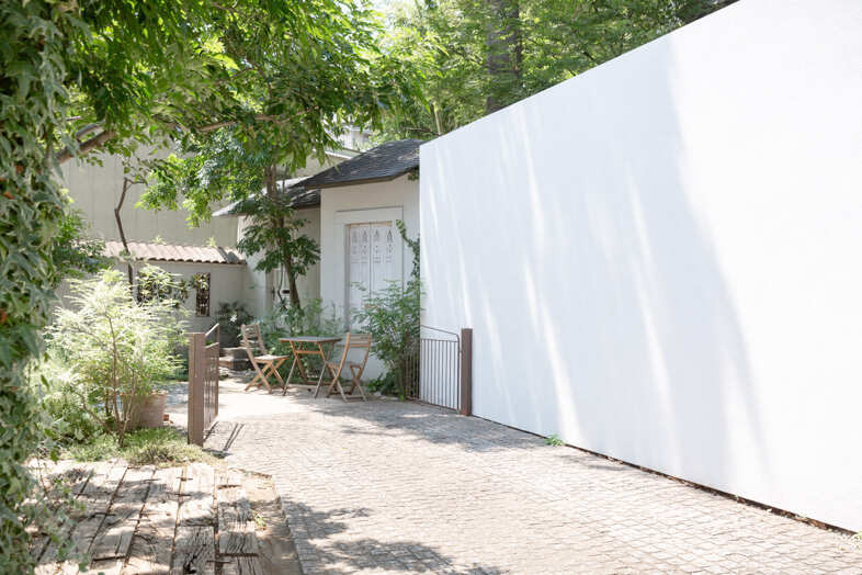 mimosa house︎ リゾート｜【庭】石畳の駐車スペースで車の撮影も可能