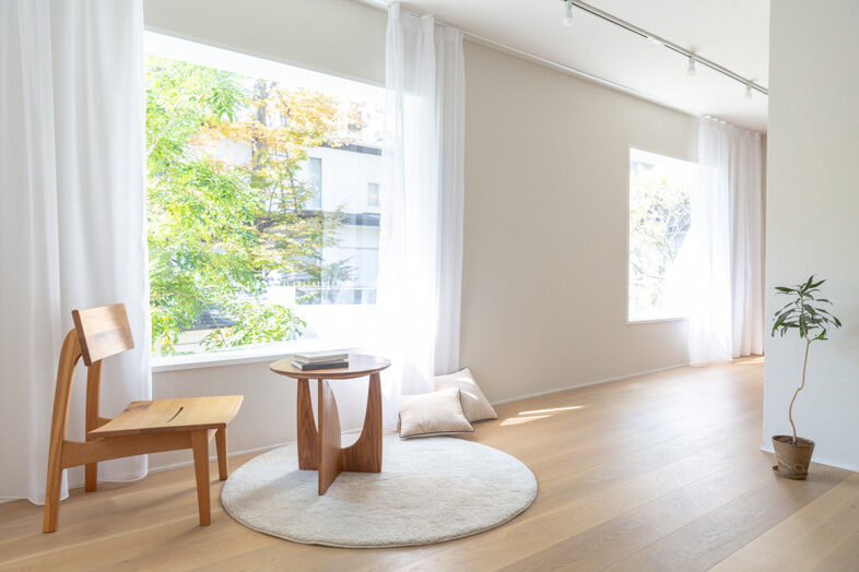 mimosa house︎ リゾート｜【2F】大きな窓から自然光が広がる白壁とナチュラルフローリングの空間