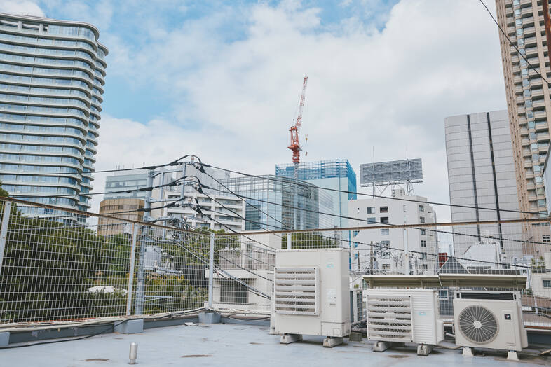 koto 青山屋上｜室外機やクレーンが入る無機質な景観