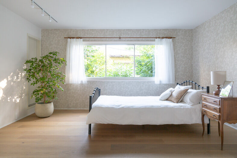 mimosa house︎ リゾート｜【2F】大きな窓と蔓のパターン壁紙が印象的なベッドルーム