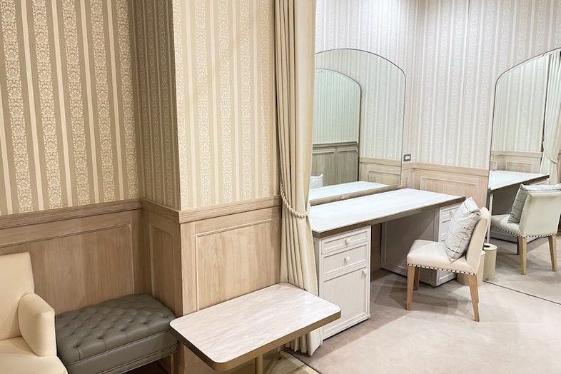NEEDS京都烏丸(旧 InStyle wedding KYOTO)｜【控室】カーテンで仕切れる明るい空間で、メイクや着替え、出演者の待機に