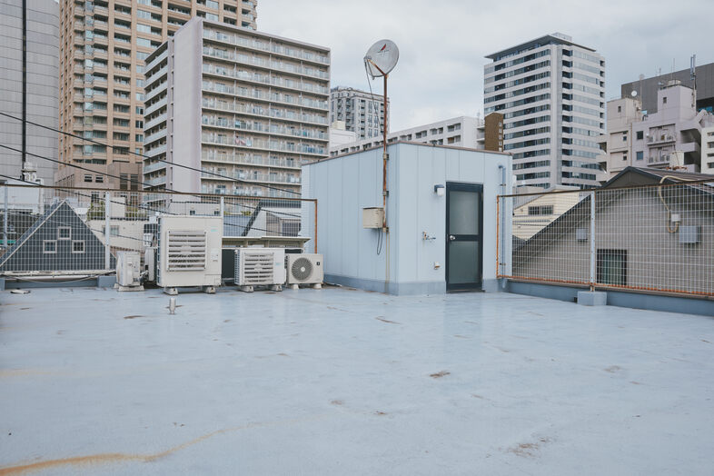 koto 青山屋上｜屋上設備と高層建築が混在する景色