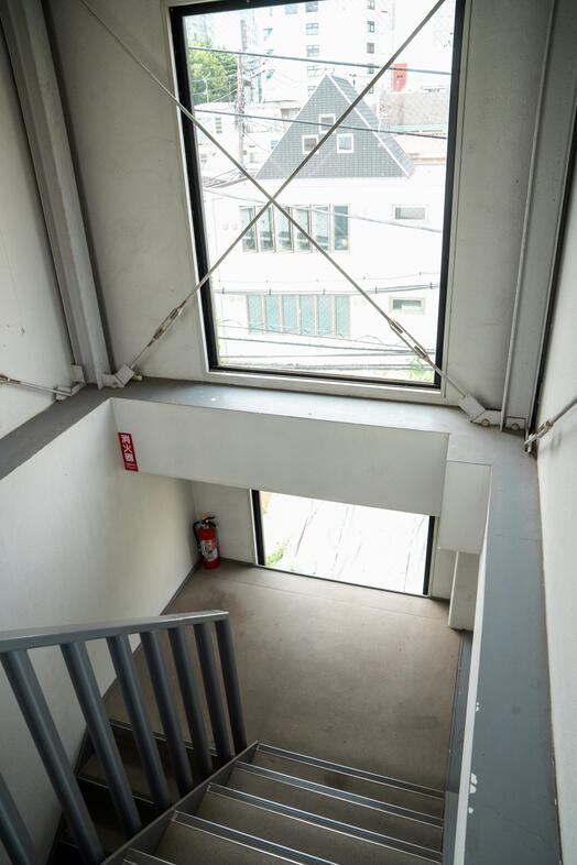 koto 青山屋上｜自然光がふんだんに入る大きな窓が設置された階段ホール