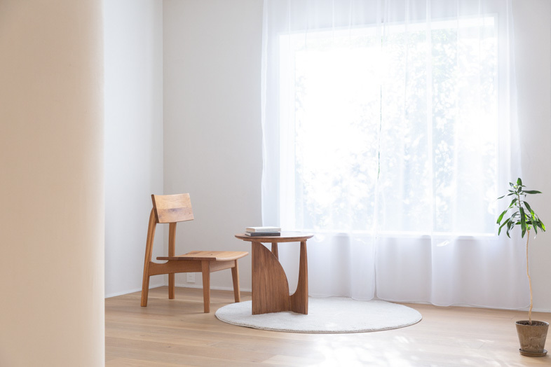 mimosa house︎ リゾート｜【2F】大きな窓と木製家具で、ナチュラルな雰囲気の撮影に製家具で柔らかな自然光カット