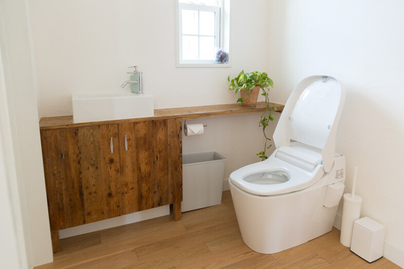 Studio Lemon&Lime フラット｜側面の壁が開閉するため、トイレ空間を広々と撮影可能