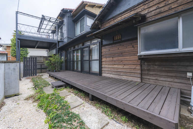 S-Studio東武練馬｜【1F】ウッドデッキが広がる建物側面のテラス