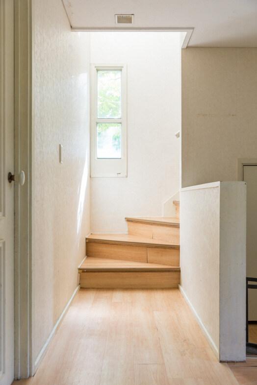 mimosa house︎ リゾート｜【階段】窓から自然光が入る木目の階段と踊り場