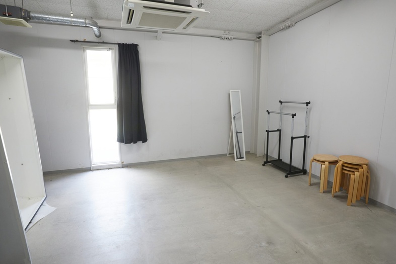 MEGA STUDIO FLAT｜【3st】撮影内容に合わせた準備やスタッフ・出演者の待機スペースとして活用できる空間