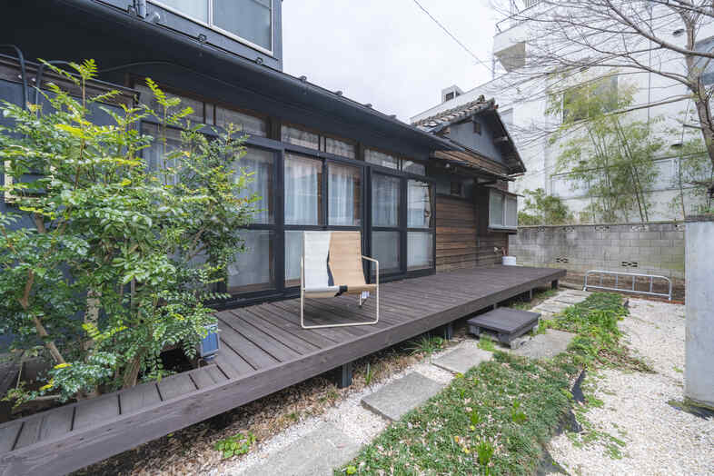S-Studio東武練馬｜【1F】ウッドデッキとレトロな建物を背景に屋外シーンの撮影が可能