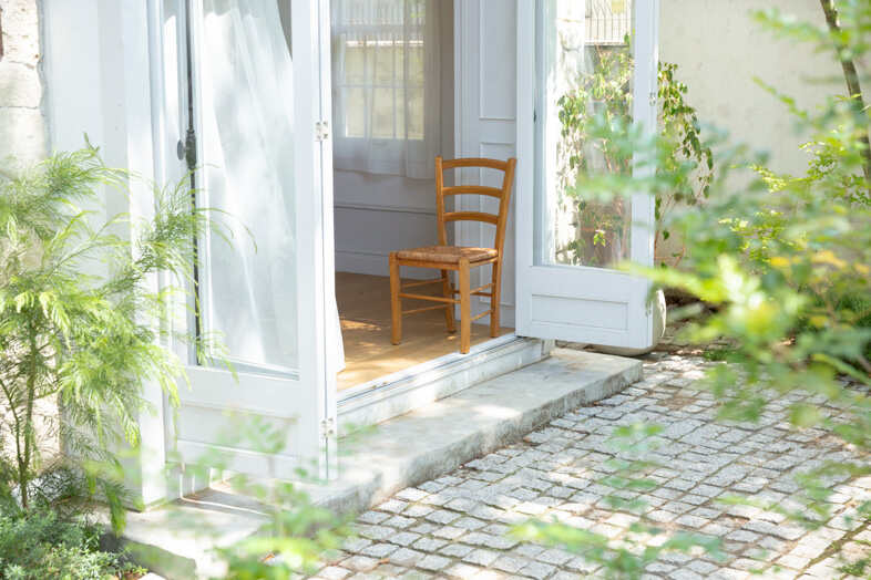 mimosa house︎ リゾート｜【庭】開いた折れ戸越しに室内と緑をつなげた構図