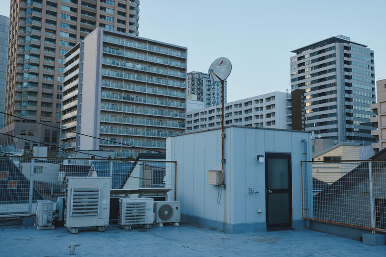 koto 青山屋上｜建物に囲まれた無機質な屋上は都会的なファッション撮影に好相性