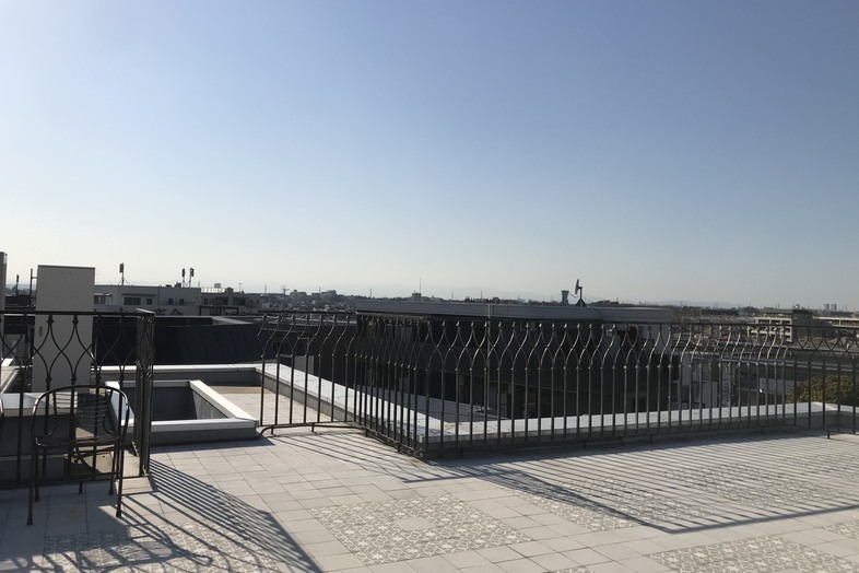 STUDIO EASE砧 4F -ATELIER-｜【ROOFTOP】空を広く取り込める開放感ある屋上