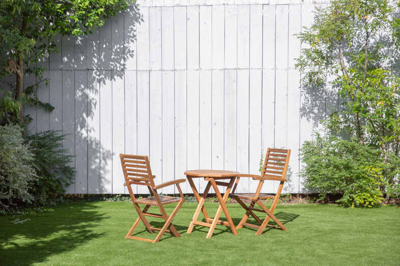 Studio Lemon&Lime フラット｜白壁を背景にテーブルセットを置ける芝生の庭