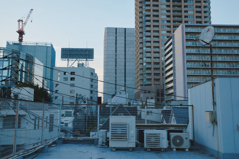 koto 青山屋上｜配管や室外機を生かした都市の裏側感はストリート撮影に最適