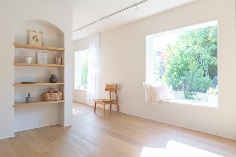mimosa house︎ リゾート｜【2F】アーチ棚とスクエア窓がアクセントになる白壁空間