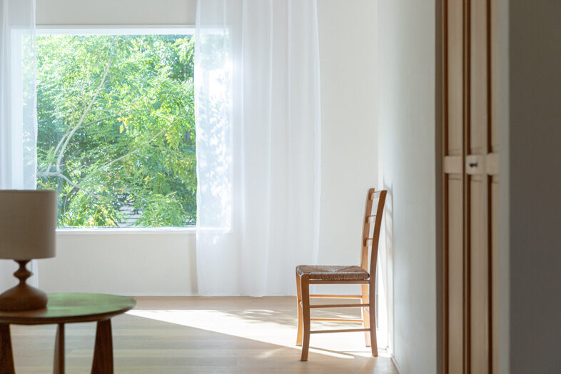 mimosa house︎ リゾート｜【2F】窓外の緑と木の椅子を生かした人物撮影にもおすすめ