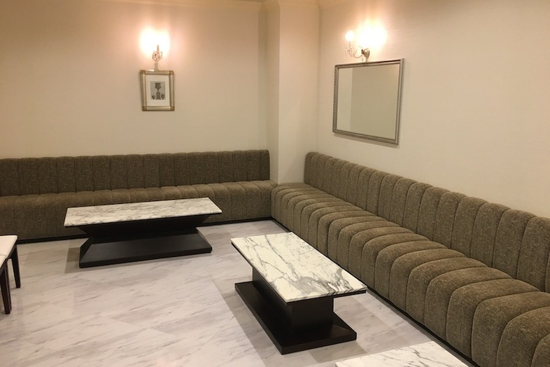NEEDS神戸三宮(旧 ベイサイド迎賓館)｜【ロビー】壁沿いにソファが広がる落ち着いた空間