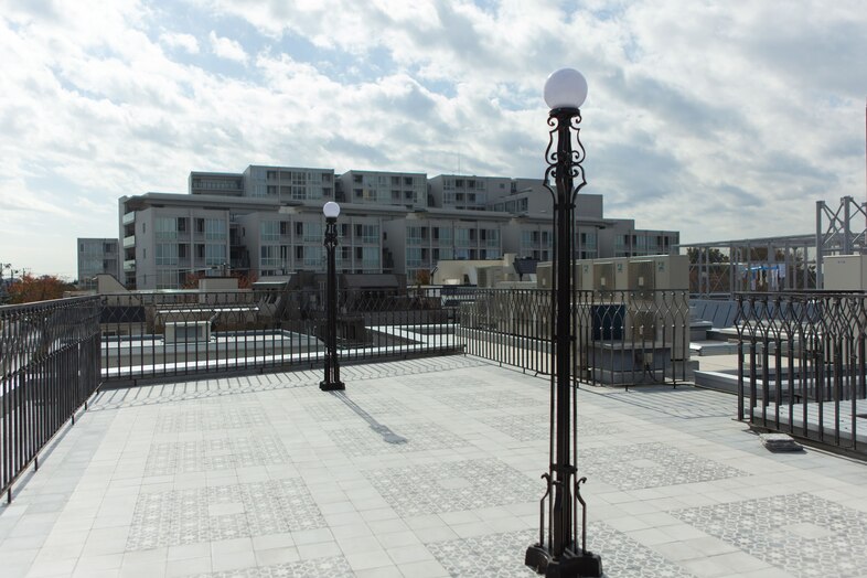 STUDIO EASE砧 3F -SALON-｜【ROOFTOP】装飾街灯が並ぶ広々とした屋上スペース